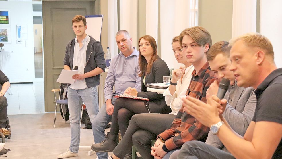 Moderator Konstantin Musolf (von links) begrüßte Detlev Krüger (Freie Wähler), Viola Czerwonka (Grüne), Saskia Buschmann (CDU), Kai Beitelmann (Linke), Tarek Sneider (FDP) und Wiard Siebels (SPD). Foto: Heino Hermanns