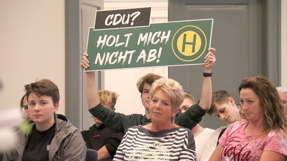 Tex Stoffer (Grüne Jugend Aurich) hatte sich auf die Diskussion zum Thema ÖPNV mit einem Schild vorbereitet. Foto: Heino Hermanns