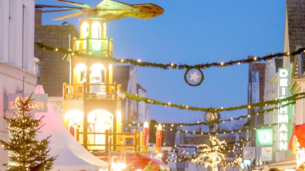 Die Auricher Fußgängerzone ist in der Vorweihnachtszeit traditionell festlich beleuchtet. Ob sie dieses Jahr genauso strahlt wie im vergangenen Jahr, ist derzeit noch fraglich. Foto: Romuald Banik