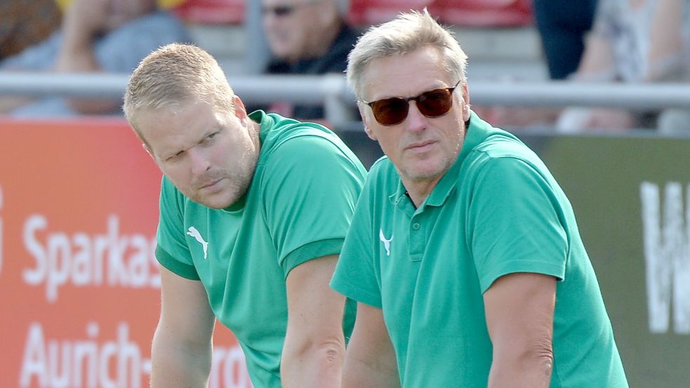 Trainer Ewald Mühlenbrock (rechts) verstand die Welt nicht mehr. Seine Spieler ließen beste Gelegenheiten aus. Auch Florian Börnsen neben ihm wundert sich.Foto: Bernd Wolfenberg
