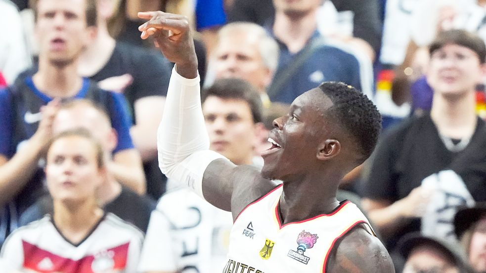 NBA-Star Dennis Schröder feiert den sensationellen Sieg im Viertelfinale gegen Griechenland. Fotos: DPA/ privat