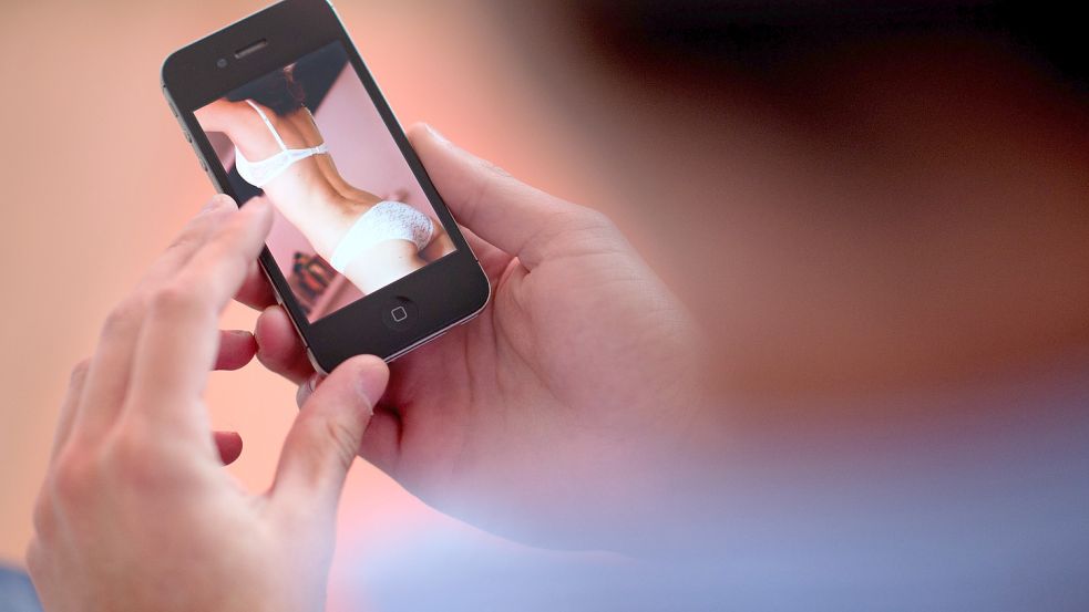 Jugendliche konsumieren schon ziemlich früh Pornos im Internet. Foto: dpa/Julian Stratenschulte