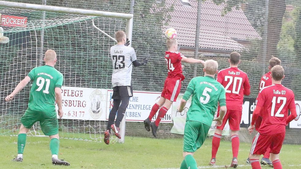 Von der rechten Seite segelte ein Eckball von Wallinghausen an den kurzen Pfosten von TuRa-Westrhauderfehn. Dort stieg Verteidiger Jonte Marks in die Höhe und köpfte den Ball über seinen eigenen Torwart ins Netz. Nach diesem Eigentor gingen die Grün-Weißen mit einer 2:1-Führung in die Kabine. Es bahnte sich eine Überraschung an. Fotos: Wilfried Gronewold