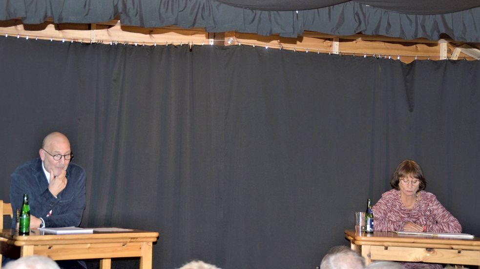 Räumliche Entfernung und emotionale Nähe auf karger Bühne: Arnold Preuß und Elke Münch brillierten im Zimmertheater der Marienhafer Theaterwerkstatt „Rosenstraat 13“. Foto: Gerd-D. Gauger