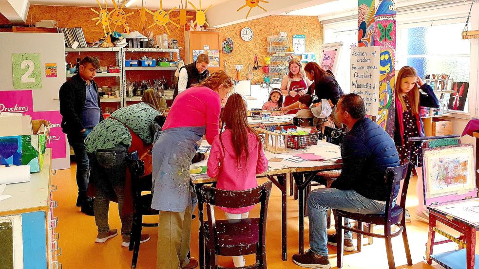 Viele Eltern waren gemeinsam mit ihren Kindern in die Kunstschule in Norden gekommen. Foto: Rebecca Kresse