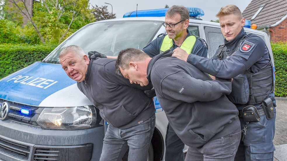 Was echt wirkte, ist nur Theater: Die Bankräuber Harald Alrechts (von links) und Edoard Albrechts werden von den Polizisten Siegfried Jungvogel und Timo Artmann festgenommen. Foto: Folkert Bents