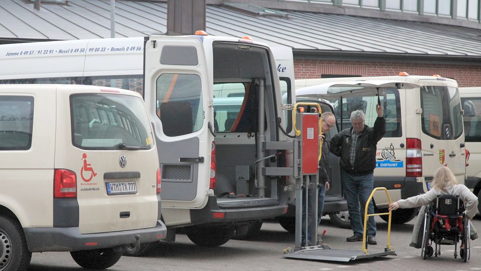 Etwa 1200 Schüler im Landkreis Aurich werden täglich mit Taxis zur Schule gebracht, wie hier in Aurich-Extum.Foto: Romuald Banik