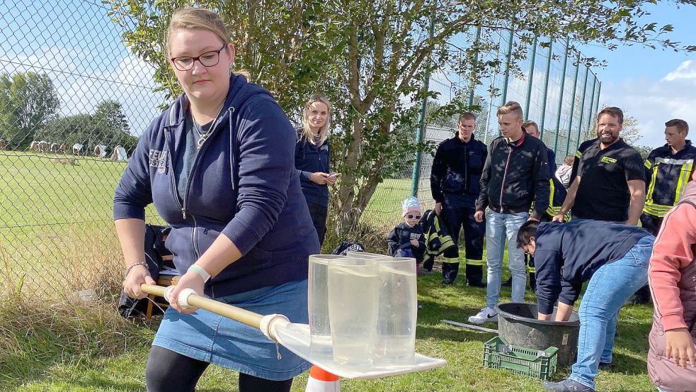 Nicht im Stile eines Kellners sondern mit dem Paddel mussten mit Wasser gefüllte Becher transportiert werden. Foto: Holger Janssen