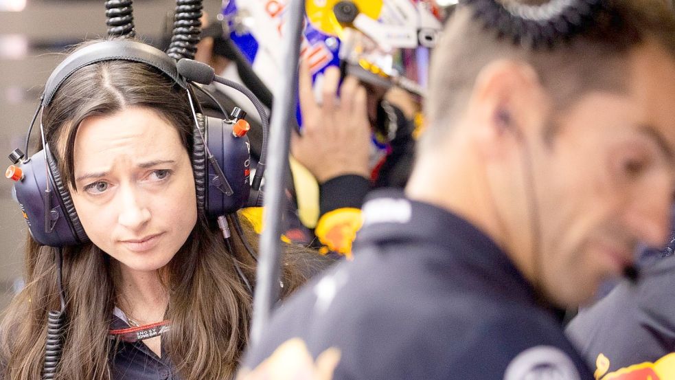 Mehr als nur die Freundin von Verstappen: Hannah Schmitz. Als Praktikantin in gestartet, ist die zweifache Mutter nun Chef-Strategin bei RB. Foto: Remko de Waal/ANP/dpa