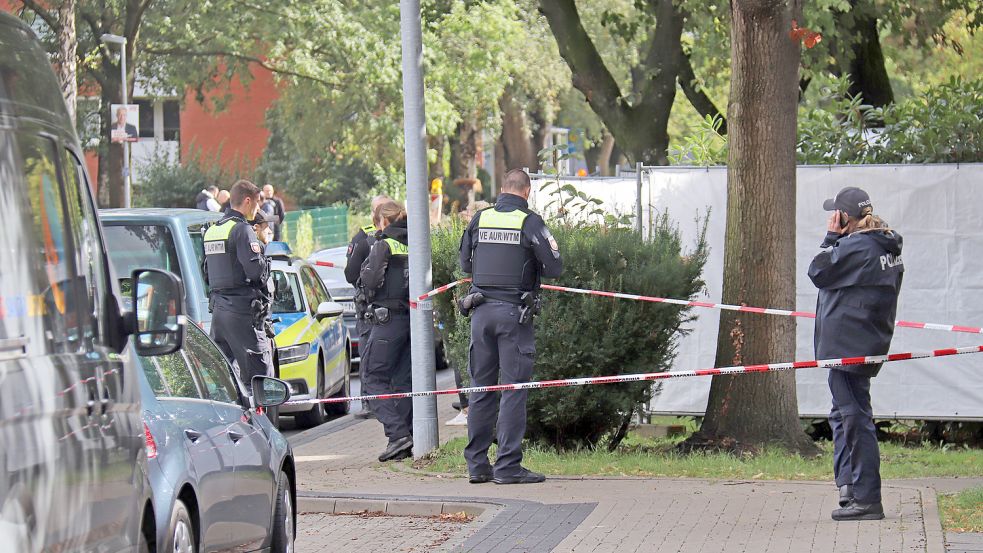 Ein großes Aufgebot an Polizeibeamten, auch aus dem Kreis Wittmund, war in der Popenser Straße im Einsatz. Foto: Heino Hermanns