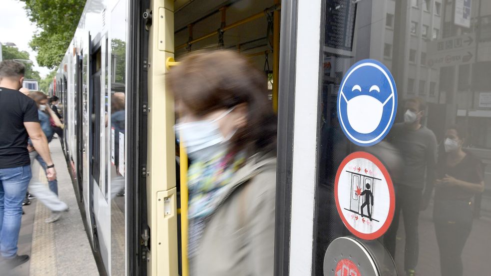 In Bussen und Bahnen des Öffentlichen Personennahverkehrs reicht in Niedersachsen mit Inkrafttreten der neuen Corona-Verordnung am 1. Oktober eine medizinische Maske aus. Bislang sind FFP2-Masken vorgeschrieben. Foto: Roberto Pfeil/dpa