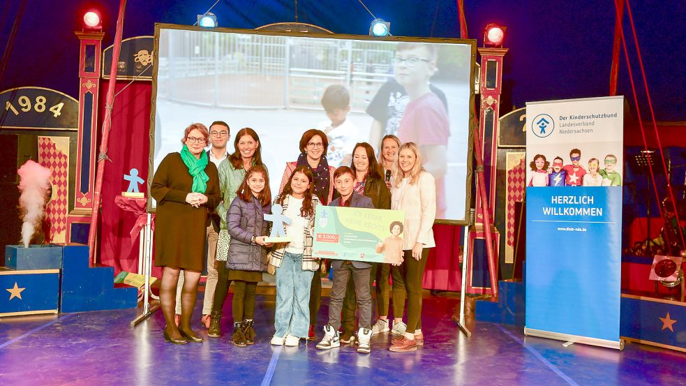 Mitarbeiterinnen der Kunstschule und des Lambertihortes sowie ein paar der Projektkinder nahmen den Preis entgegen. Foto: privat