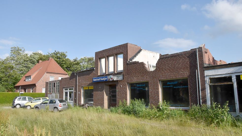 Seit dem Brand 2019 steht das Santjer-Gebäude an der Hauptstraße in Rechtsupweg bis heute nahezu unverändert da. Foto: Thomas Dirks