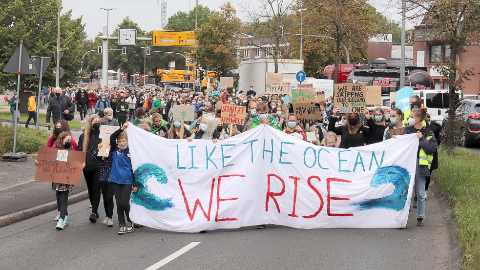 Wie hier im September 2021 in Aurich wollen am Freitag wieder Schüler und Klimagruppen in Aurich und Norden auf die Straße gehen, um für eine bessere Klimapolitik zu demonstrieren. Foto: Heino Hermanns