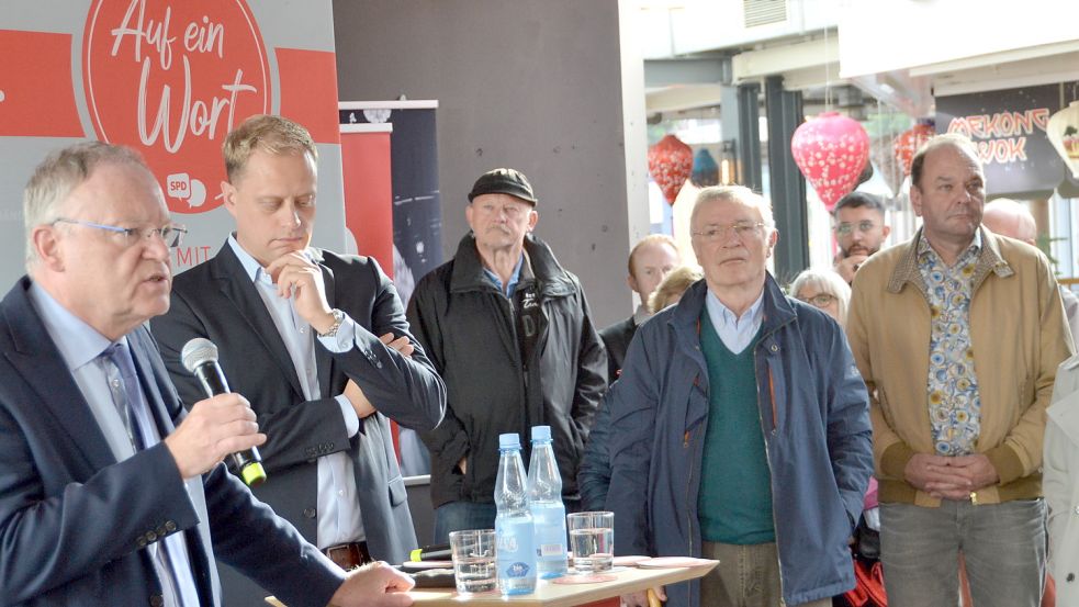 Ministerpräsident Stephan Weil (links) und Landtagsabgeordneter Wiard Siebels wollten bei der Veranstaltung in der Auricher Markthalle mit Bürgern ins Gespräch kommen.Foto: Aiko Recke