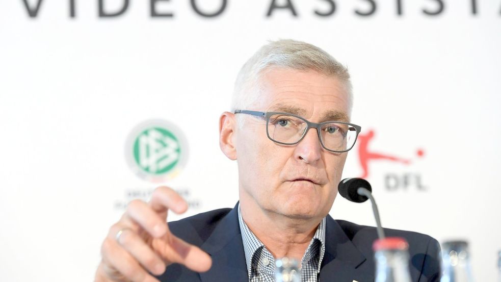DFB-Schiedsrichter-Obmann Lutz Michael Fröhlich spricht während einer Pressekonferenz von DFB und DFL in der DFB-Zentrale. Foto: Arne Dedert/dpa