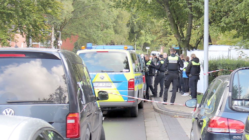 Über Stunden war die Polizei am Montag in der Popenser Straße im Einsatz. Foto: Heino Hermanns