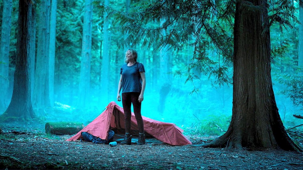 ARD-Film „Checkout“ Caro (Silke Bodenbender) allein im Wald. Foto: HR/Bettina Müller.