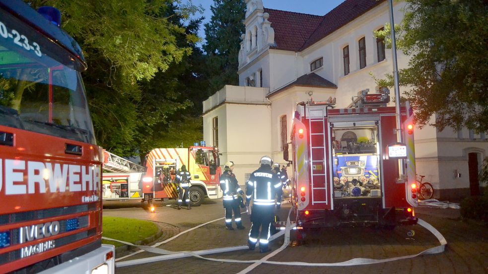 Drei Fahrzeuge positionierten sich direkt vor dem betroffenen Gebäude. Foto: Neelke Harms