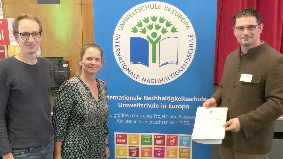 Silas Lippert (links) und Christiane Fisahn haben am Mittwoch die Auszeichnung für das Norder Ulrichsgymnasium in Oldenburg von Regionalkoordinator Jens Hepper entgegengenommen. Foto: UGN