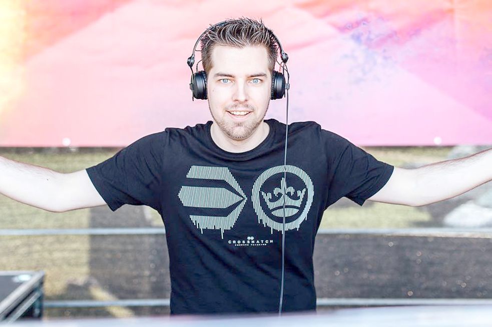 Simon Zielinski alias DJ FlakeZ aus Wilhelmshaven sorgt am Badesee für gute Musik und gute Stimmung. Fotos: Privat