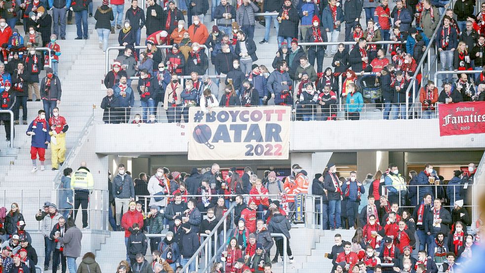 Fußballfans rufen mit einem Transparent zum Boykott der WM in Katar auf. Foto: Philipp von Ditfurth/dpa