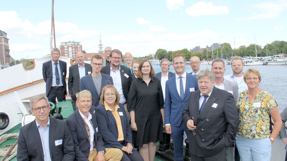 Die Koordinatorin der Bundesregierung für die maritime Wirtschaft und Tourismus, Claudia Müller (4. von links) nahm mit Vertretern der Emder Politik und Wirtschaft an einer Rundfahrt durch den Hafen teil. Foto: IHK