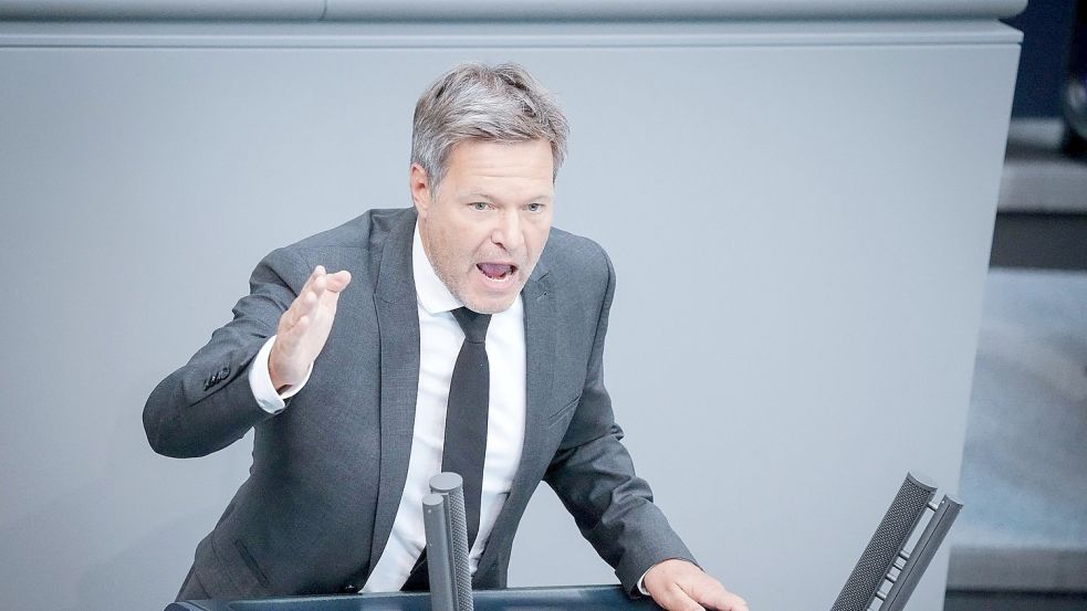 Mit Verve zum Gegenschlag: Der in der Kritik stehende Wirtschaftsminister Habeck hat die Opposition im Bundestag scharf attackiert. Foto: Kay Nietfeld/dpa