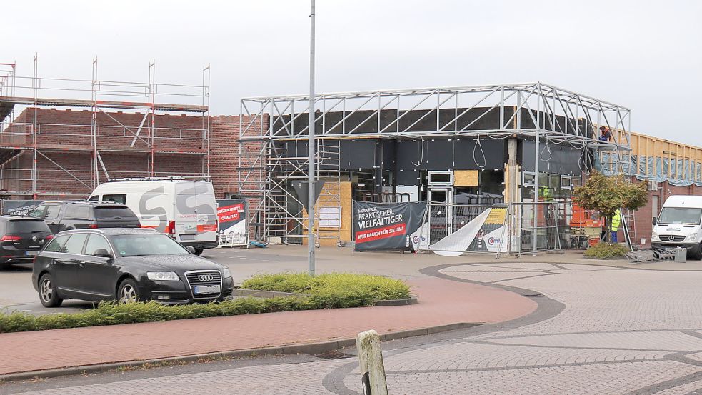 Im Umbau: Der gläserne Windfang soll ab Mittwoch errichtet werden. Foto: Heino Hermanns