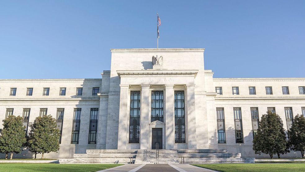 Zur Bekämpfung der hohen Inflationsrate erhöht die US-Notenbank ihren Leitzins erneut. Foto: J. Scott Applewhite/AP/dpa