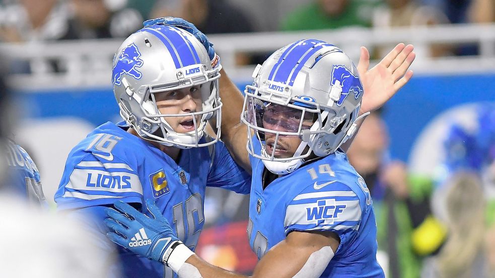 Detroits Amon-Ra St. Brown (r) jubelt mit seinem Quarterback Jared Goff über einen Touchdown. Foto: Lon Horwedel/AP/dpa