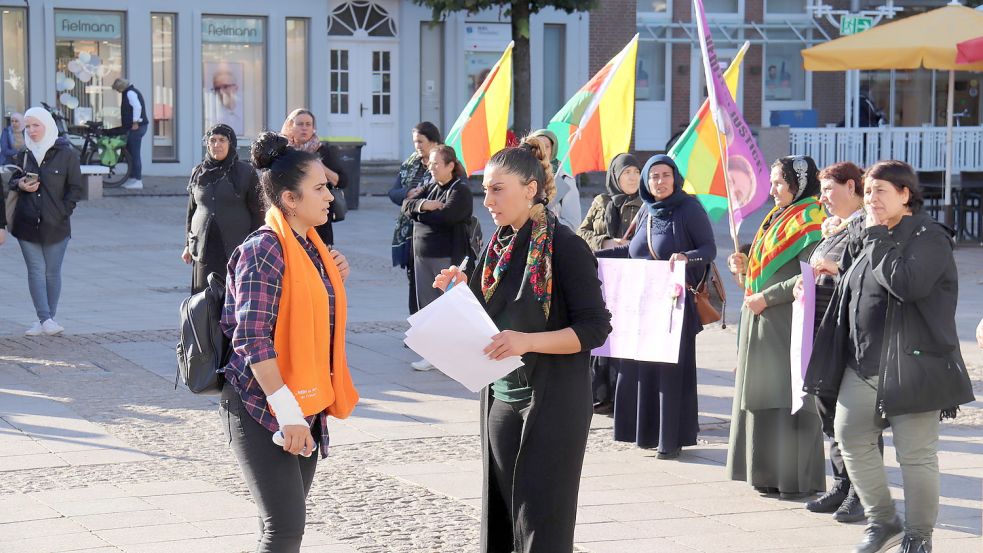 Mit einer Demonstration wurde am Mittwoch in Aurich an drei Frauen gedacht, die in kurzer Zeit getötet wurden – zuletzt in der Popenser Straße in Aurich. Foto: Heino Hermanns