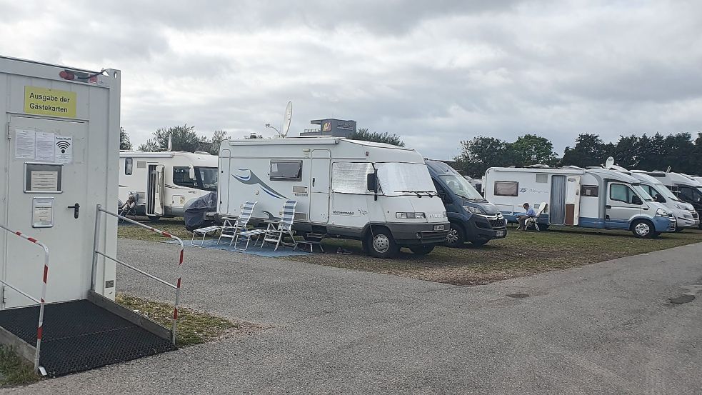 Längst nutzen Wohnmobilisten den Stellplatz in Norddeich als Campingplatzersatz – auch, wenn das nicht erlaubt ist. Foto: Rebecca Kresse