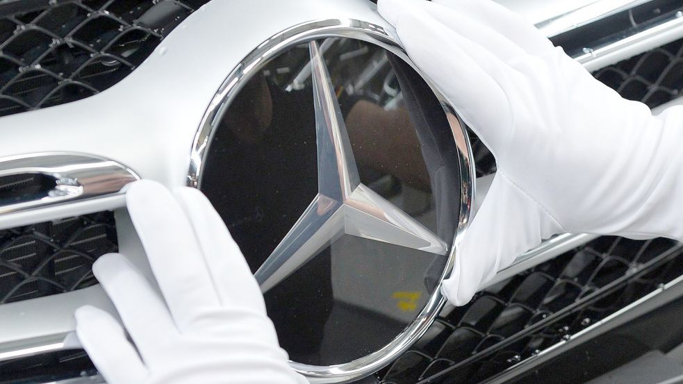 Mercedes ruft Fahrzeuge zurück. Grund ist die Gefahr eines Kurzschlusses. Foto: Carmen Jaspersen/dpa