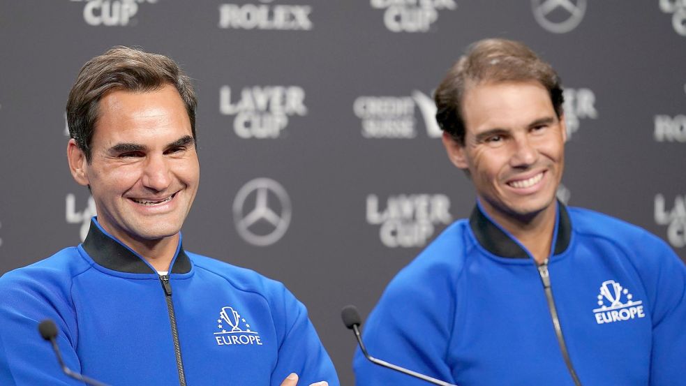 Roger Federer (l) und Rafael Nadal vom Team Europa sitzen bei einer Pressekonferenz vor dem Laver Cup 2022 nebeneinander. Foto: John Walton/PA Wire/dpa