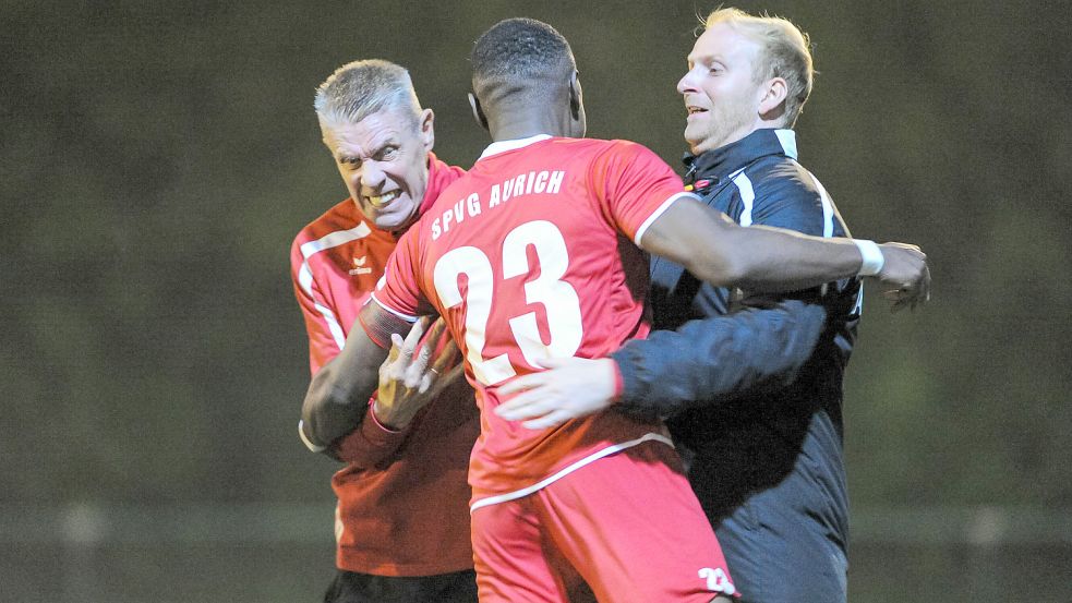 Torschütze Mouzong rannte zur Auricher Trainerbank. Dort wurde er von Coach Uwe Groothuis (links) und Cotrainer Steven Liesegang empfangen, die nach acht Niederlagen in Folge ihre Freude auf unterschiedliche Weise zeigten. Fotos: Stephan Friedrichs