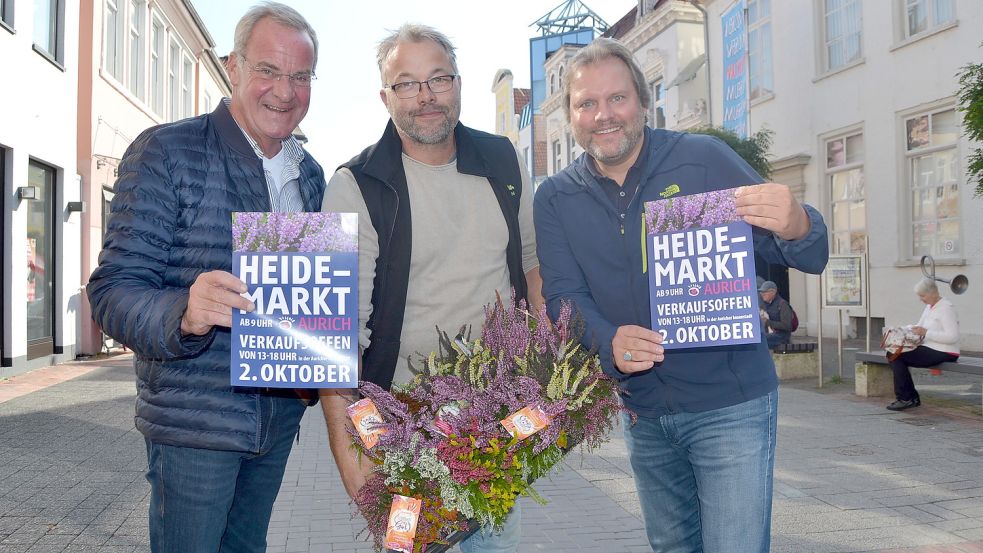 Johann Stromann (von links) Chef des Stadtmarketings, Jochen Jakobs von Garten Eden und Udo Hippen, Vorsitzender des Kaufmännischen Vereins Aurich, freuen sich auf den Heidemarkt. Foto: Neelke Harms