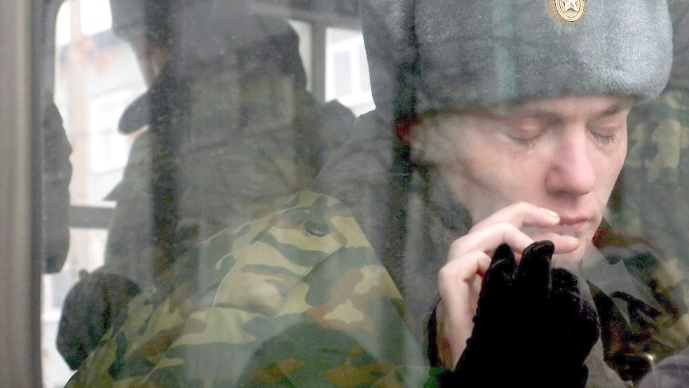 Ein russischer Wehrpflichtiger ist nach seiner Einberufung den Tränen nahe. Foto: dpa/Maxim Shipenkov