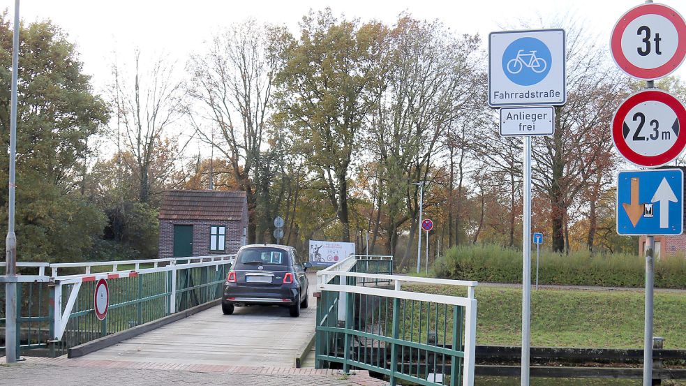 Mit einem Poller soll nach dem Willen von 273 Aurichern der Grüne Weg an der Brücke über den Kanal abgesperrt werden. Foto: Heino Hermanns