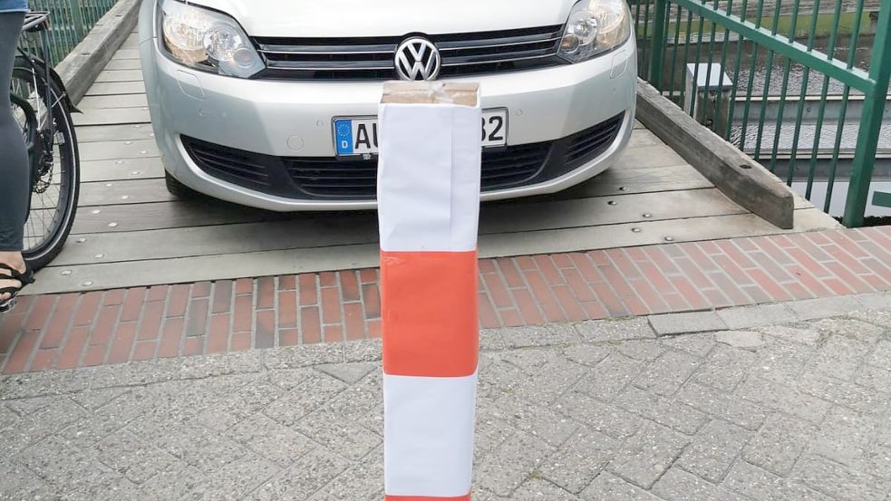 Im Juni 2020 hatten Mitglieder der Auricher Gruppe „Critical Mass“ provisorisch einen Poller an der Brücke installiert. Foto: privat