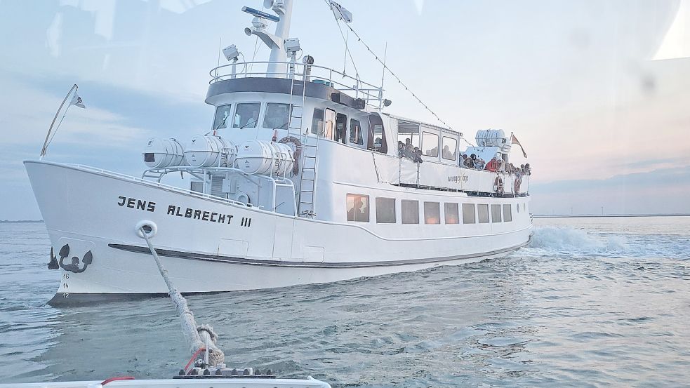 Die Seenotretter haben ein festgekommenes Fahrgastschiff mit 137 Menschen an Bord freigeschleppt. Foto: Die Seenotretter/DGzRS