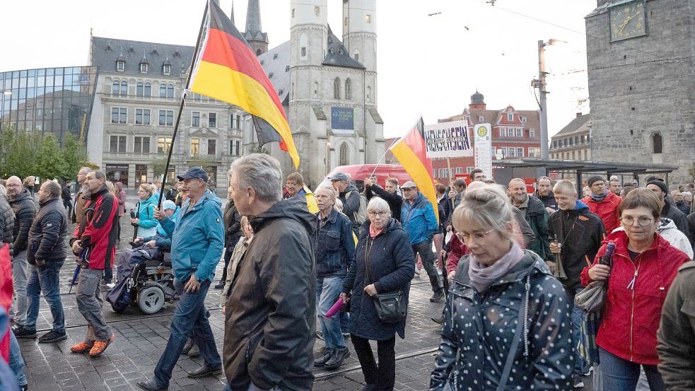 Teilnehmer einer Demonstration des Bündnisses „Bewegung Halle“ ziehen durch Halle/Saale. Foto: Hendrik Schmidt/dpa