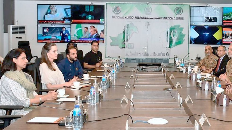 US-Schauspielerin Angelina Jolie (2.v.l) nimmt an einem Treffen mit pakistanischen Regierungs- und Militärvertretern über die durch die Überschwemmungen verursachten Schäden in Pakistan teil. Foto: Uncredited/National Flood Response Coordination Ce/APntre/dpa