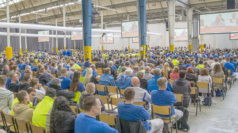 Erstmals in diesem Jahr kamen 4000 Beschäftigte zu einer Betriebsversammlung in Präsenz im Emder VW-Werk zusammen. Foto: VW Emden