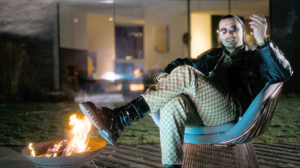 Der als Volkan Yaman geborene Musiker Rapper Apache 207 in einer Szene der Amazon-Prime-Dokumentation „Apache bleibt gleich“ (undatierte Filmszene). Foto: Nepomuk Fischer/Sony/Amazon-Prime/dpa