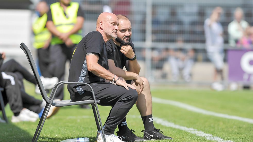 Kickers-Trainer Stefan Emmerling (links) mit seinem Co-Trainer Yasin Turan. Am Sonntag geht es für Kickers Emden nach Kiel. Foto: Stephan Friedrichs