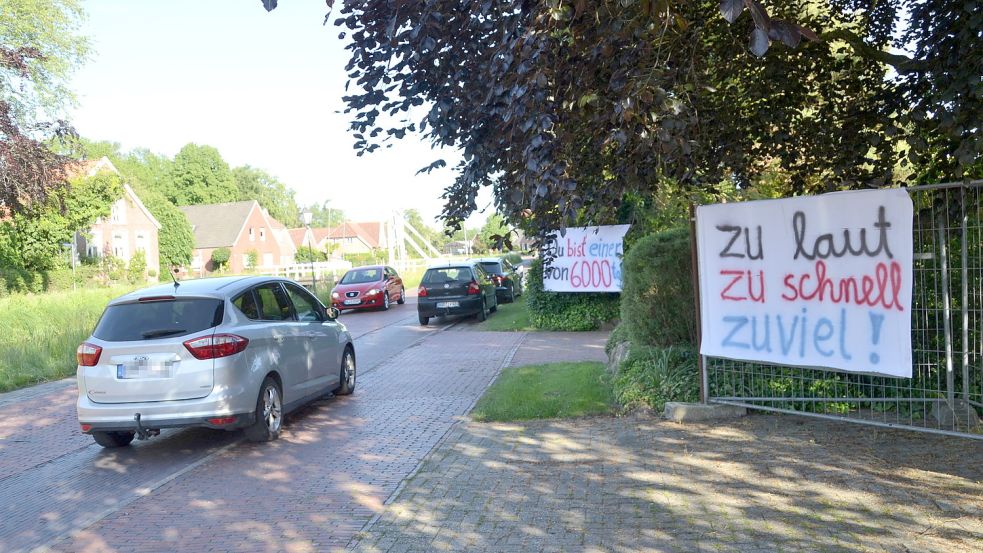 Im Juni dieses Jahres haben die Anwohner in Westgroßefehn mit Transparenten auf die Belastung durch den Verkehr aufmerksam gemacht. Foto: Aiko Recke