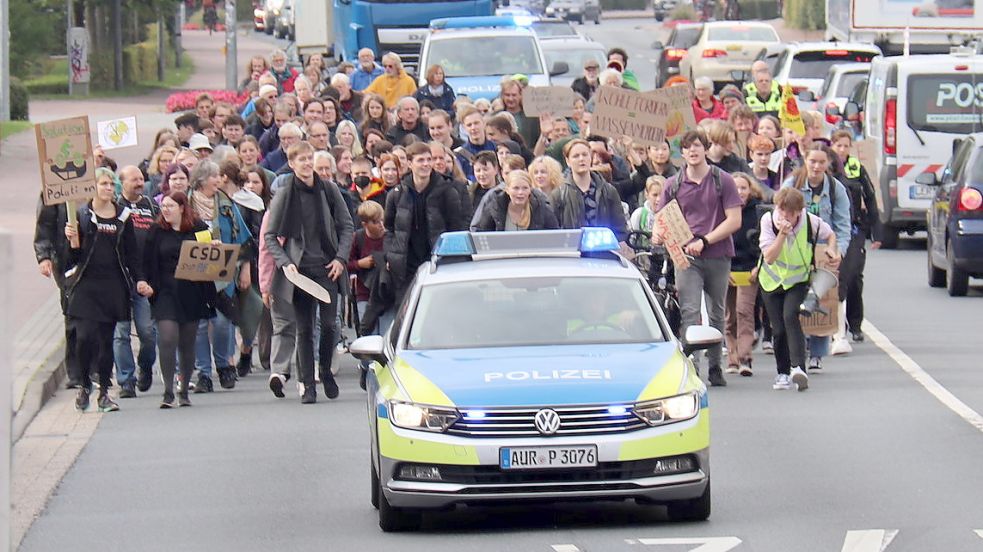 Knapp 100 Teilnehmer hatte die „Fridays for Future“-Demonstration in Aurich. Foto: Heino Hermanns