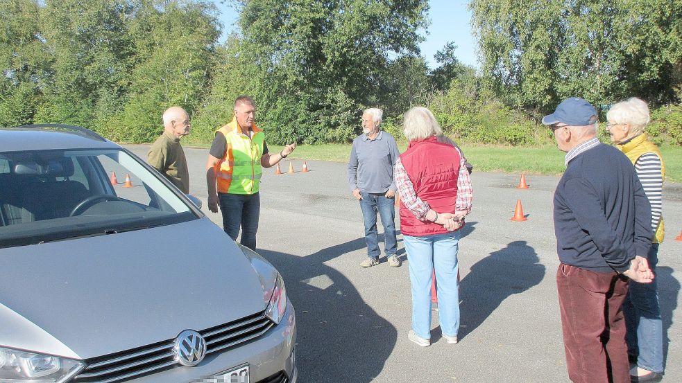 Erst wird erklärt, dann ausprobiert: Moderator Hermann Günther von der Verkehrswacht Aurich weist die Teilnehmer in die Übung Gefahrbremsung ein. Foto: Heinz Kleemann/Verkehrswacht