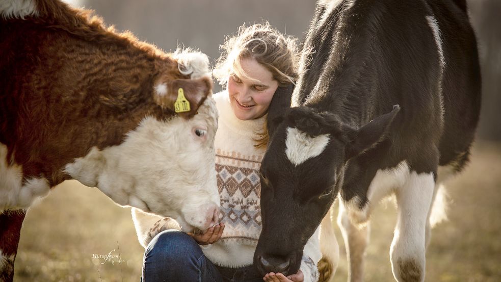 Haben sich gern: Ida Schmidt mit Charly und Gesa. Foto: Hütepfoten